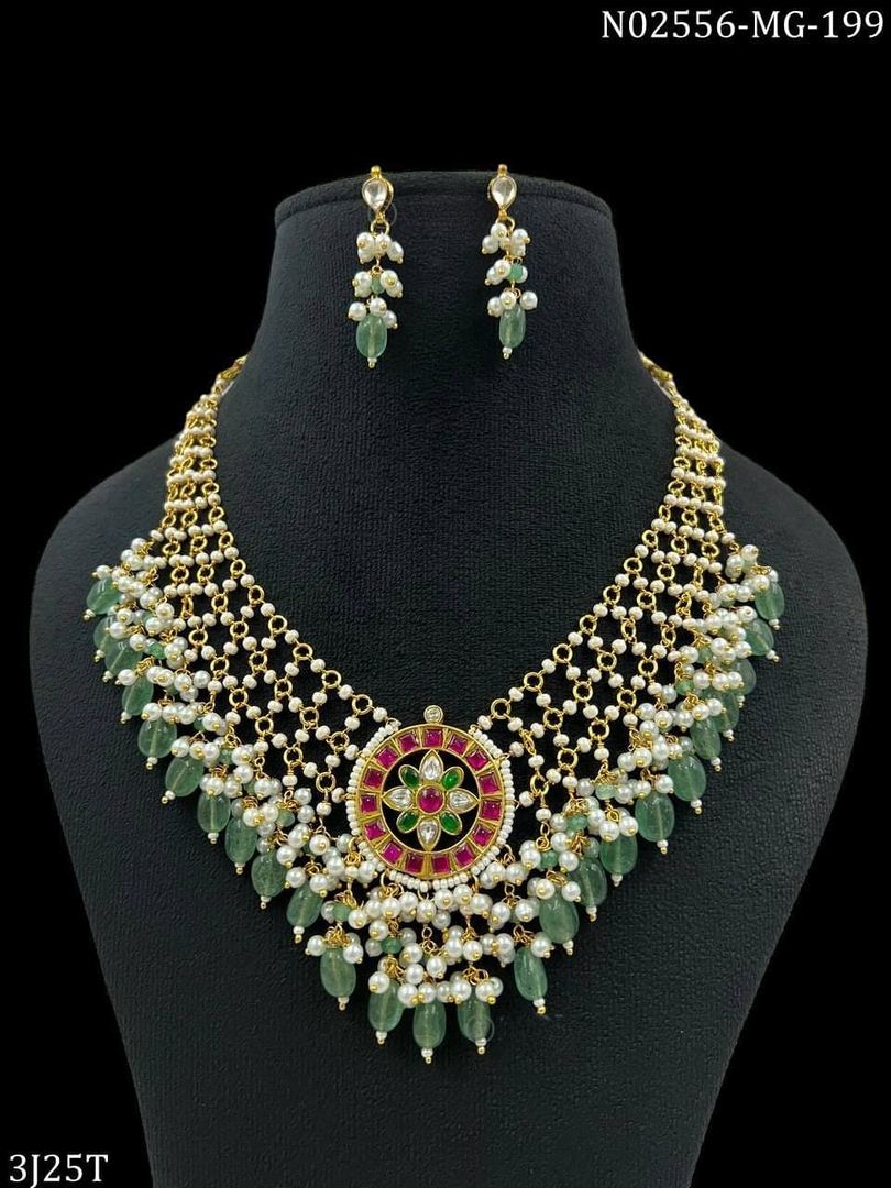 Gayatri pachi kundan set