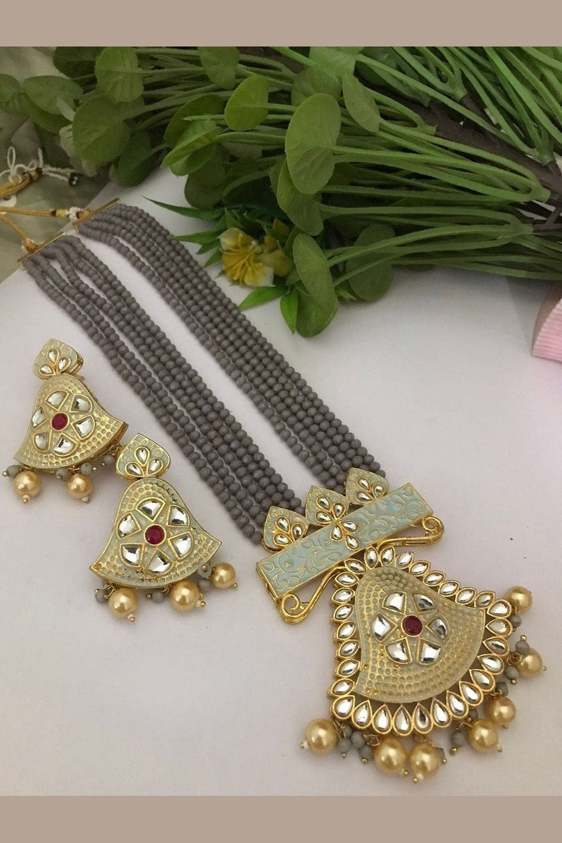 Menka kundan set