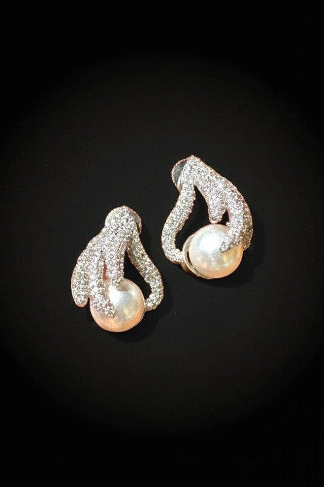 Floral diamond on pearl
