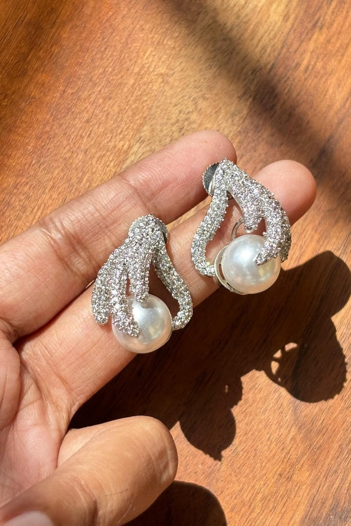 Floral diamond on pearl