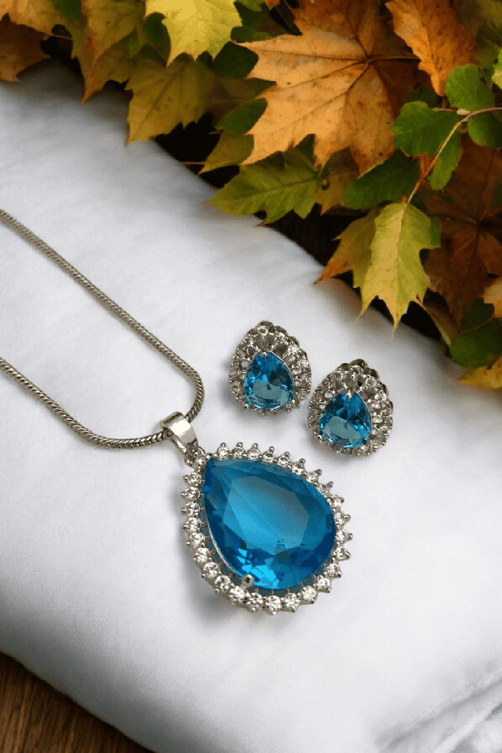 Minimal ad pendant set with earrings