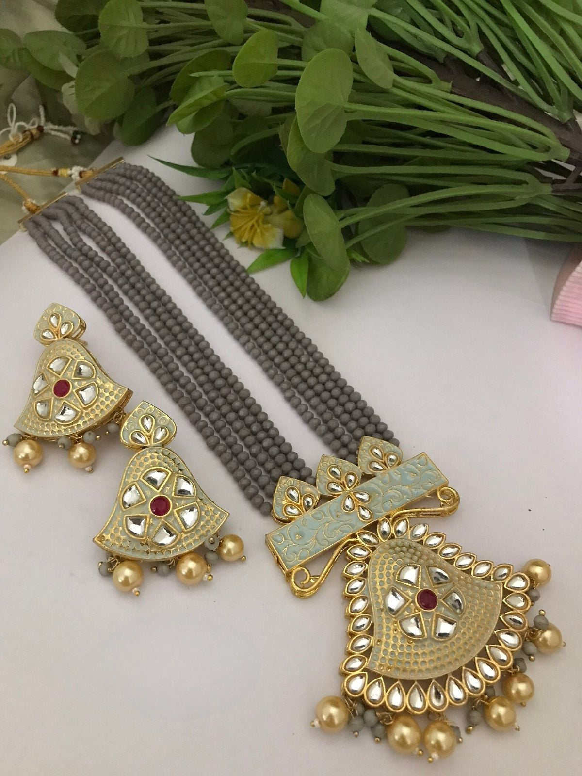 Menka kundan set