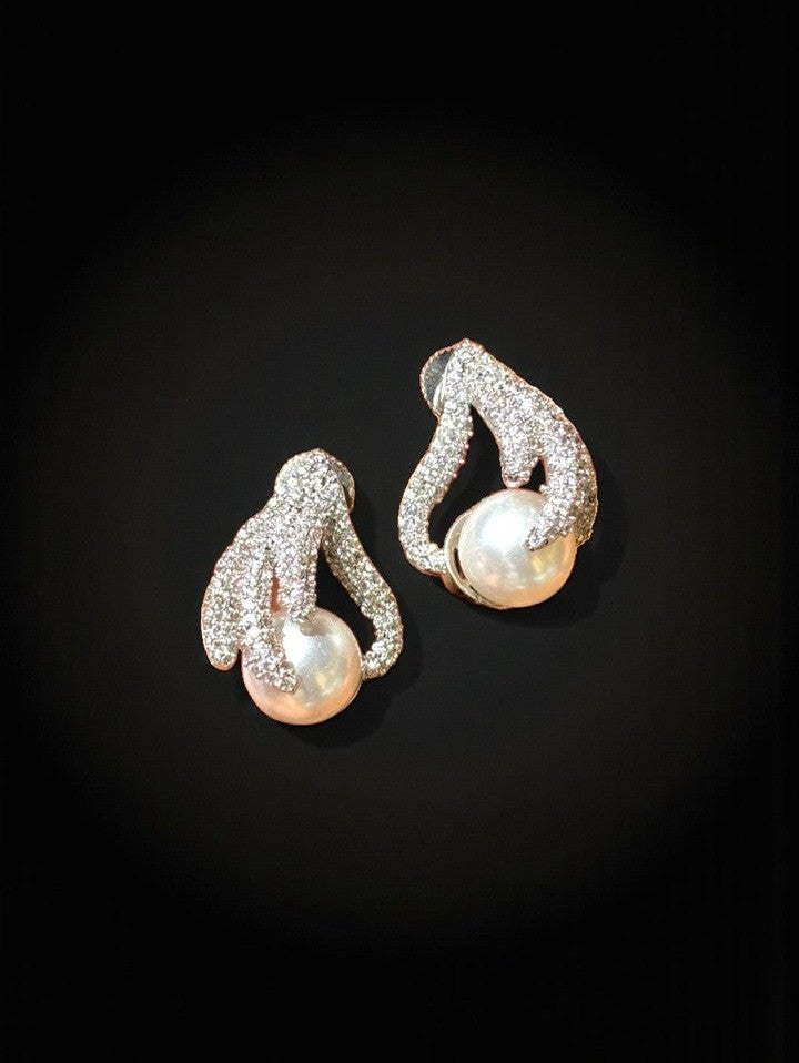 Floral diamond on pearl