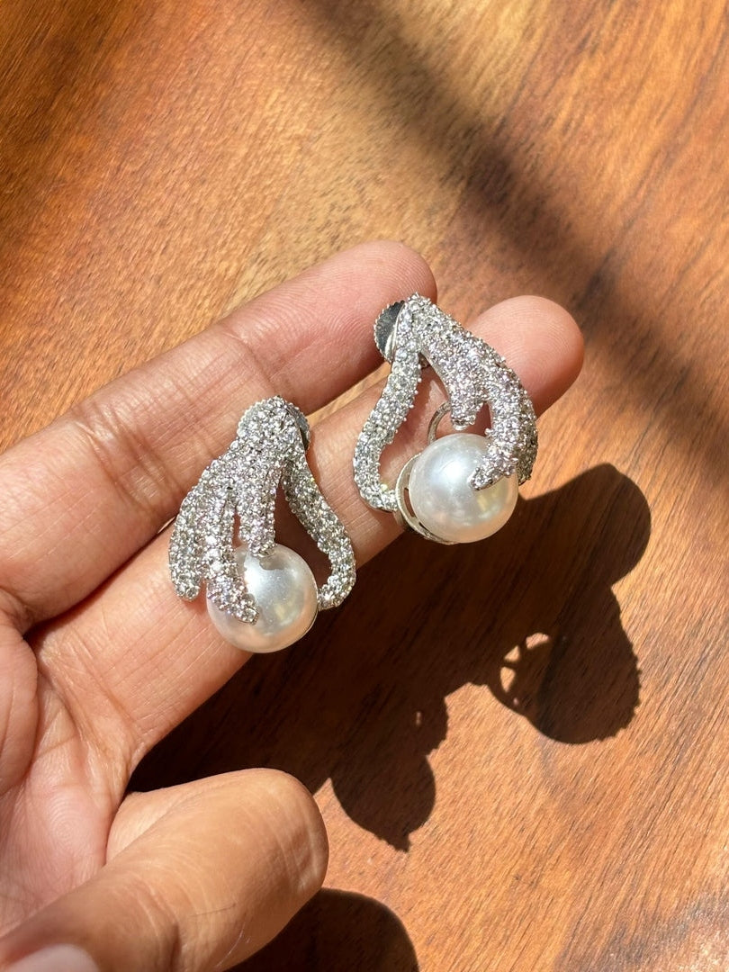 Floral diamond on pearl