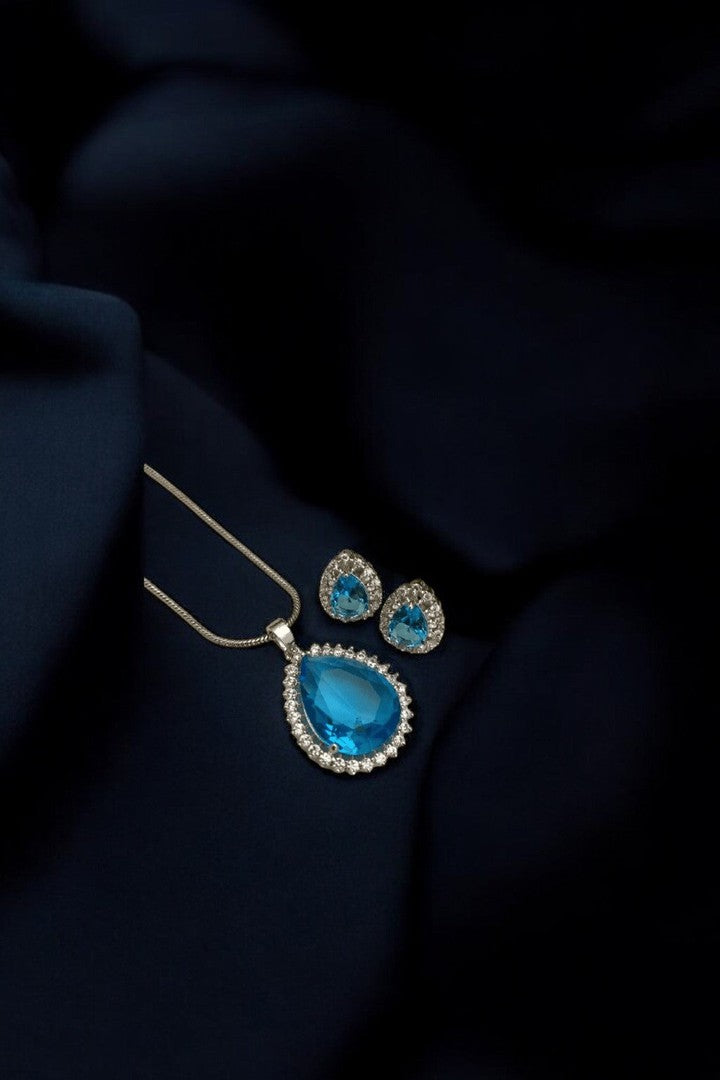 Minimal ad pendant set with earrings