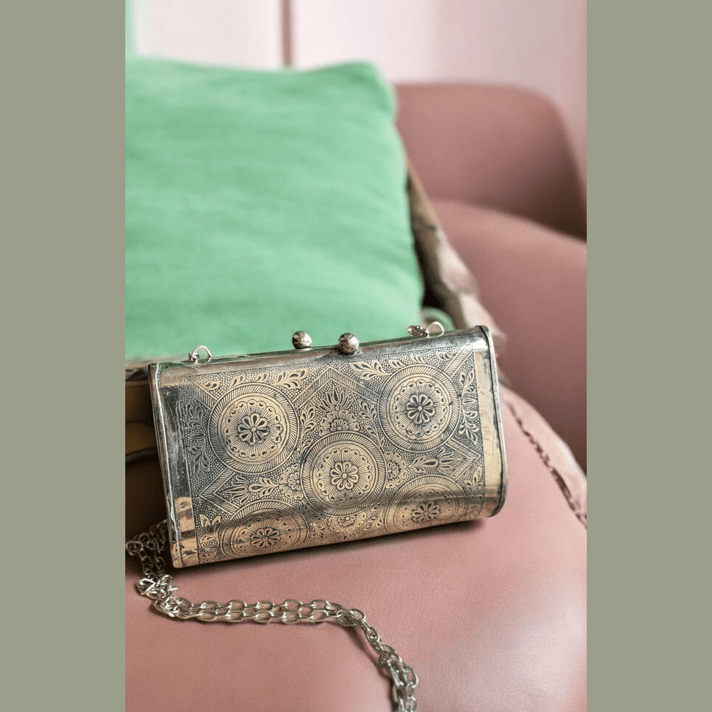 Vibhiksha oxidised clutch