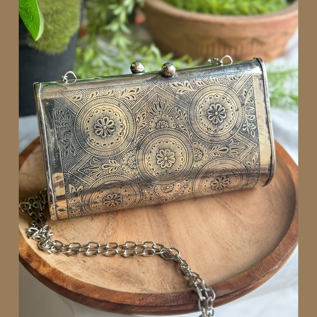Vibhiksha oxidised clutch
