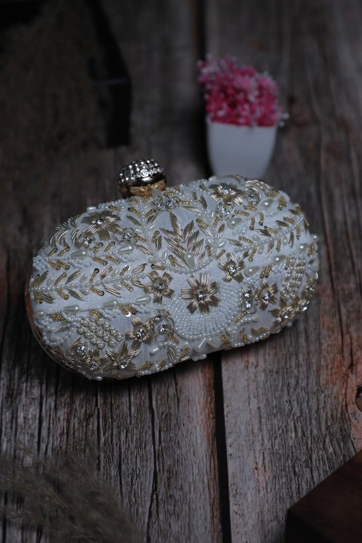 Saanaya clutch